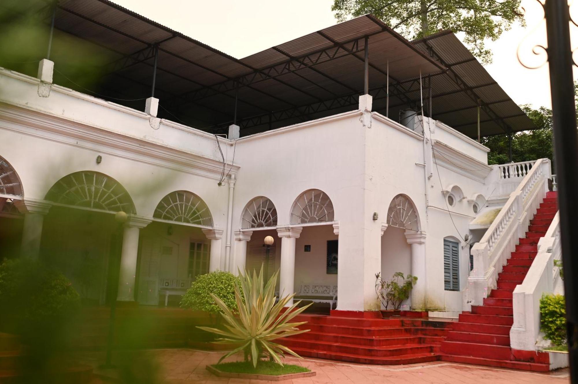 Hotel Thengal Manor Jorhāt Exterior foto